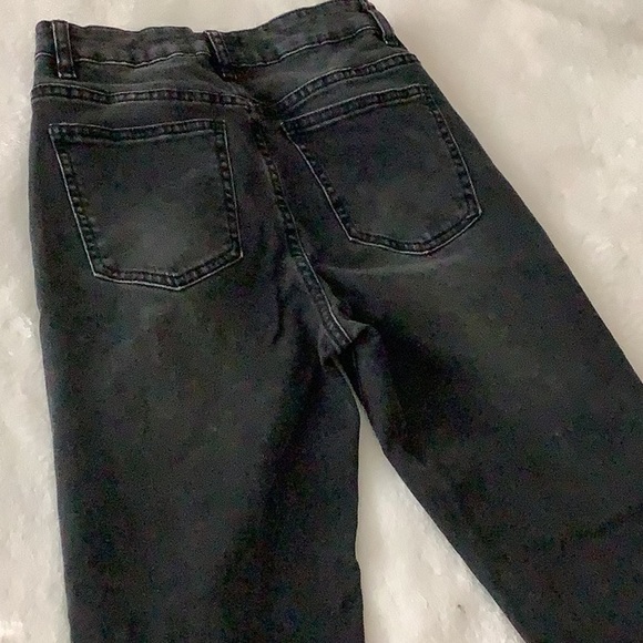 Cotton:On Stretch Mom Jeans with Ripped Knee in Washed black - Picture 5 of 10